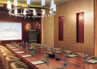 Private Meeting Room – Ideal for closed-door discussions or executive briefings.